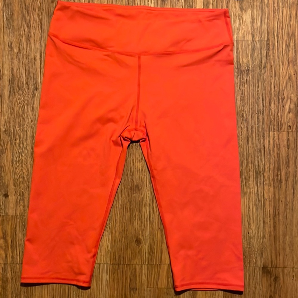 NWOT Fabletics Legging Capris